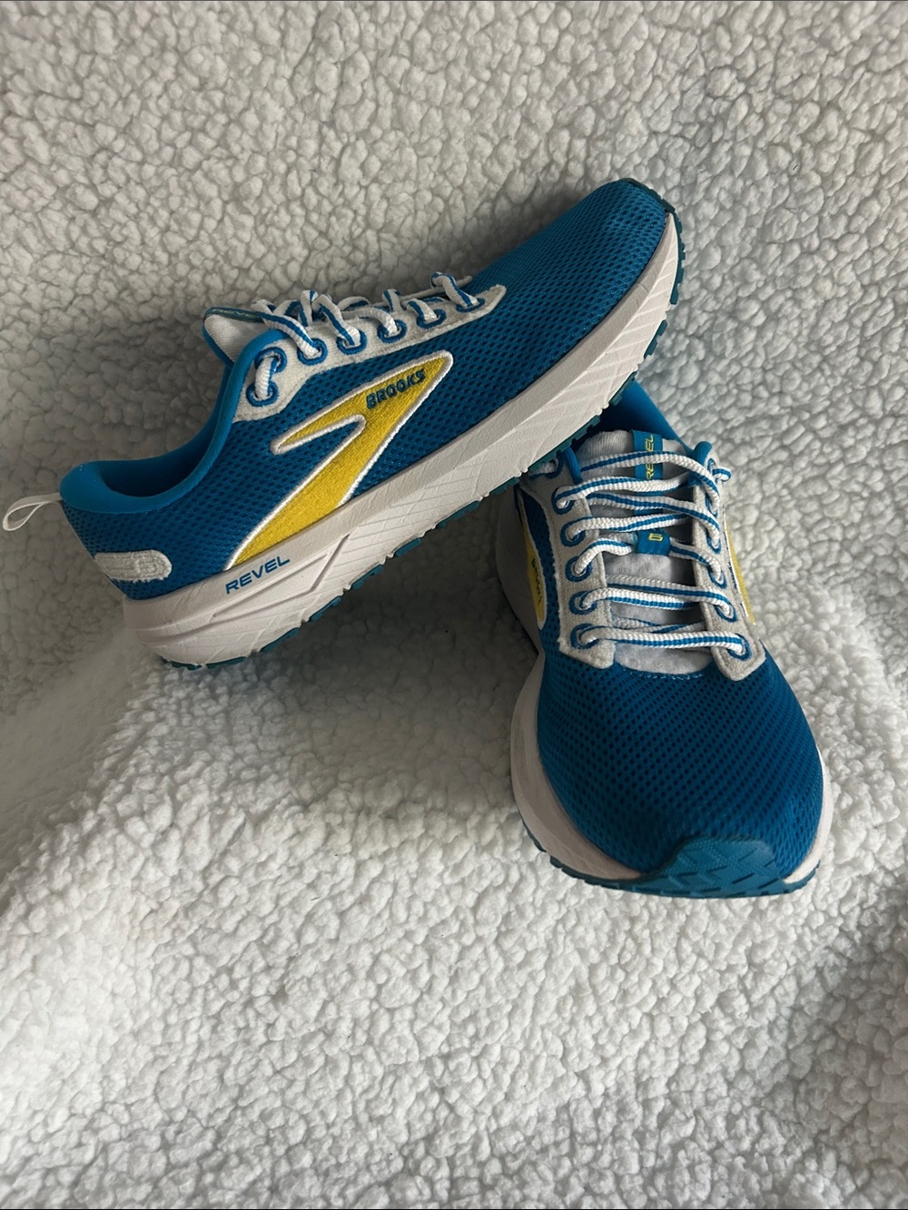 Brooks Women’s Revel 6  Energize  Neutral Blue and Yellow Running Shoes size 10